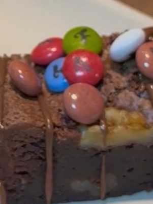 Recomendación gastronómica de Pamplona: Mini brownie de chocolate y nueces con Lacasitos