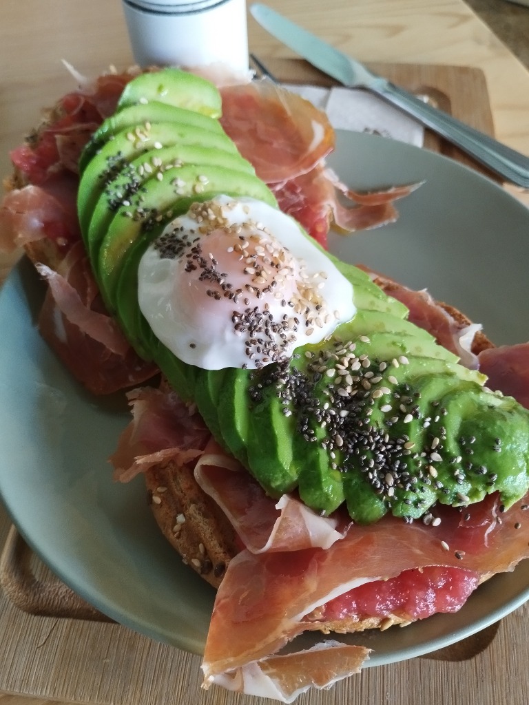 Carta de Cafeterías en Pamplona, The Old Coffee, Tostada con jamón, tomate, aguacate y huevo poché