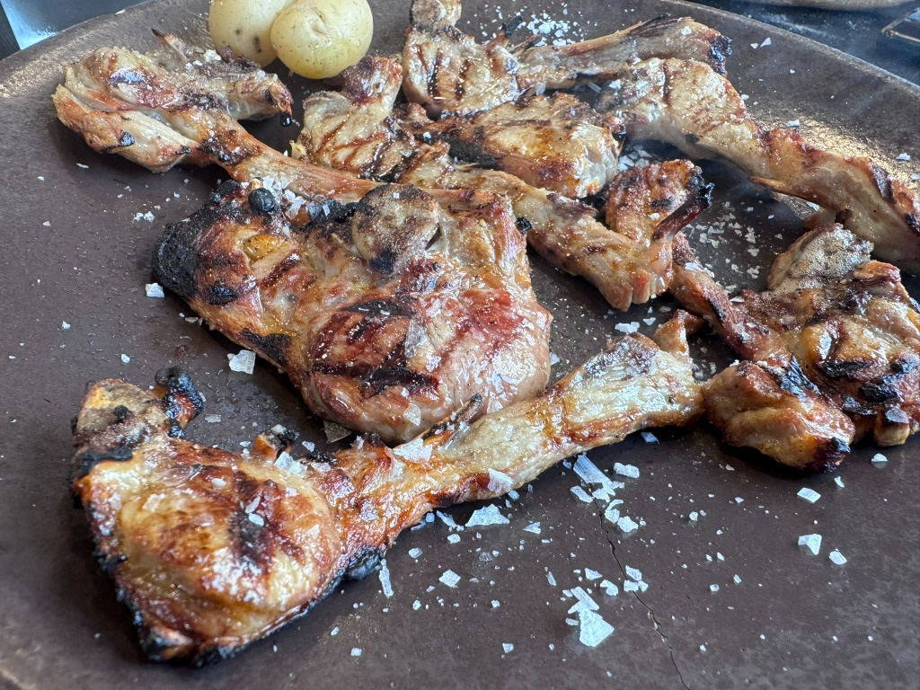 Carta de Restaurantes en Pamplona, Tomeu Restaurante Bar, Chuletillas de lechal a la parrilla