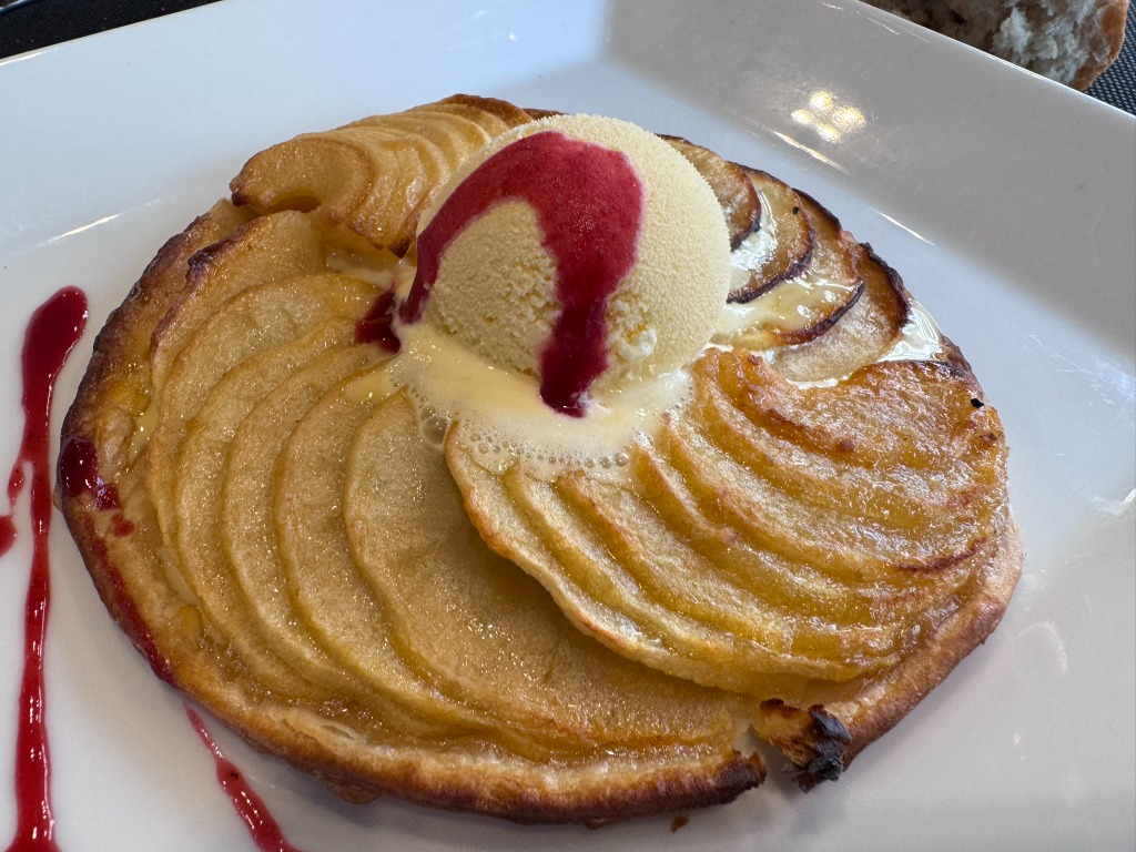 Carta de Restaurantes en Pamplona, Tomeu Restaurante Bar, Hojaldre de manzana templada con helado de vainilla