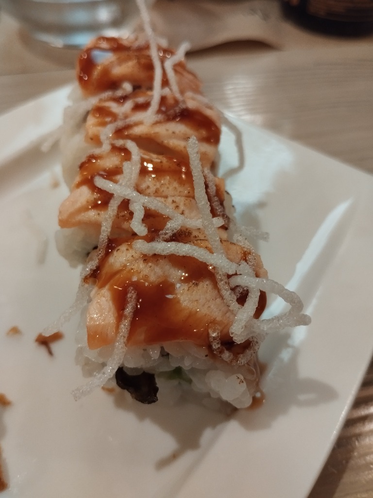 Carta de Restaurantes en Pamplona, Uabi Sabi, Roll de anguila, aguacate, salmón flameado y pasta kataifi