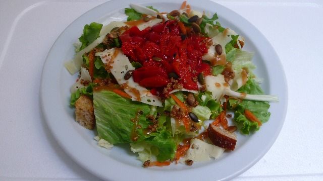Carta de Restaurantes en Pamplona, Vegetariano Sarasate, Ensalada con pimientos asados y queso con membrillo