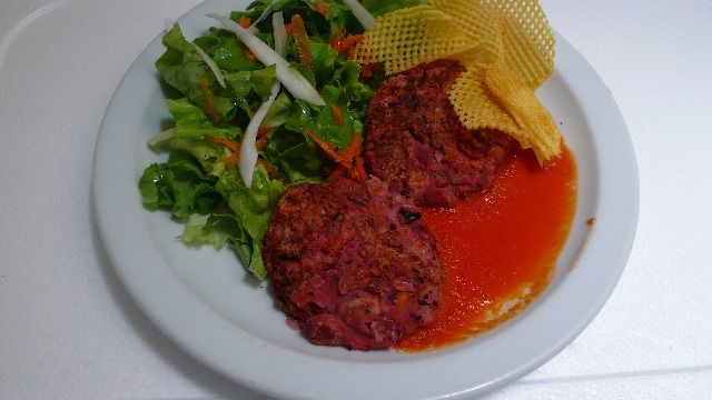 Carta de Restaurantes en Pamplona, Vegetariano Sarasate, Hamburguesas de alubia roja, remolacha, arroz, ensalada y patatas caseras