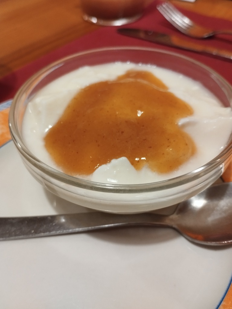 Gastronomy recommendation in Pamplona: Yogur natural con mermelada casera de pera