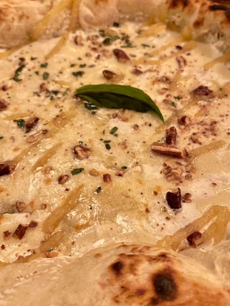 Menu of Restaurants in Paris, popolare, Pizza à un ces de 4 fromages🧀. Crema de ricotta, gorgonzola, mozzarella fior di late, parmigiano, nueces🌰, mermelada🍯 de pera🍐 y albahaca🌿.