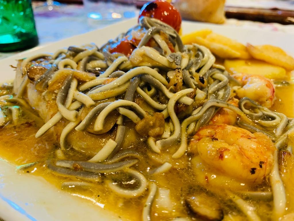 Recomendación gastronómica de Pola de Siero: Merluza con gula y langostinos