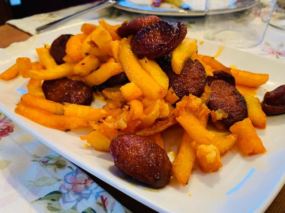 Recomendación gastronómica de Pola de Siero: "Pimientos rojos" (patatas con chorizo)