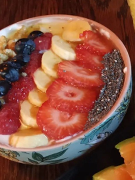 Carta de Cafeterías en Pontevedra, Cafetería El huerto del cura pontevedra, Bowl de yogur, arándanos, frambuesas, fresas, plátano, nuez, miel y semillas