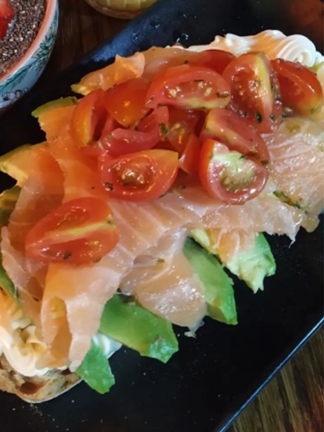 Carta de Cafeterías en Pontevedra, Cafetería El huerto del cura pontevedra, Tostada de queso crema, aguacate, salmón ahumado y tomate