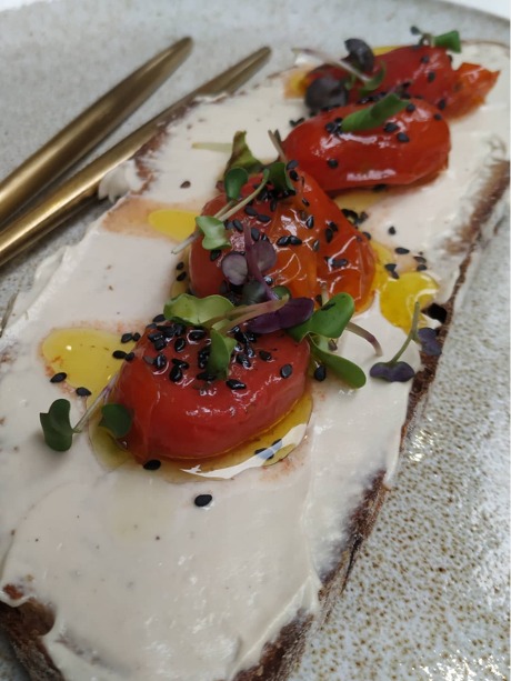 Carta de Cafeterías en Pontevedra, Pumper, Tosta California: Crema de anacardos con cherrys asados y brotes