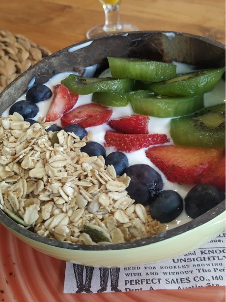 Menu of Restaurants in Pontevedra, Restaurante La Escondida, Bol de yogur griego con muesli, kiwi y fresa