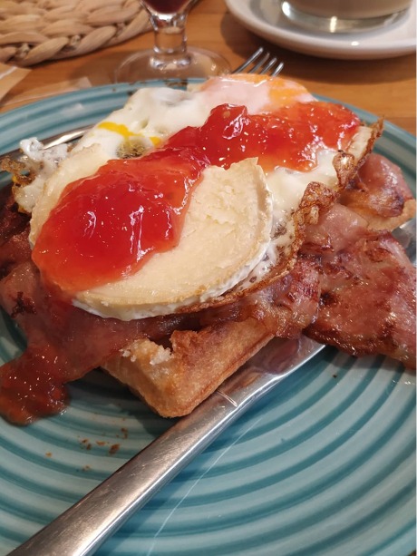 Menu of Restaurants in Pontevedra, Restaurante La Escondida, Gofre con bacon, queso de cabra, huevo frito y mermelada de tomate