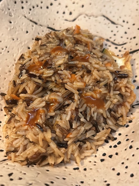 Carta de Restaurantes en Port de Pollença, amazO, Arroz Chaufa al wok con pato marinado en su jugo y verduras de temporada