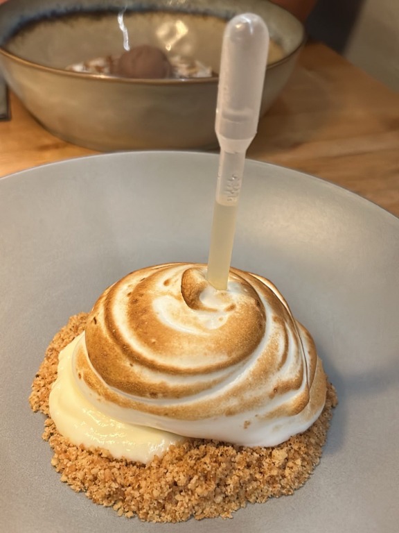Carta de Restaurantes en Port de Pollença, amazO, Lemon Pie deconstruido con merengue