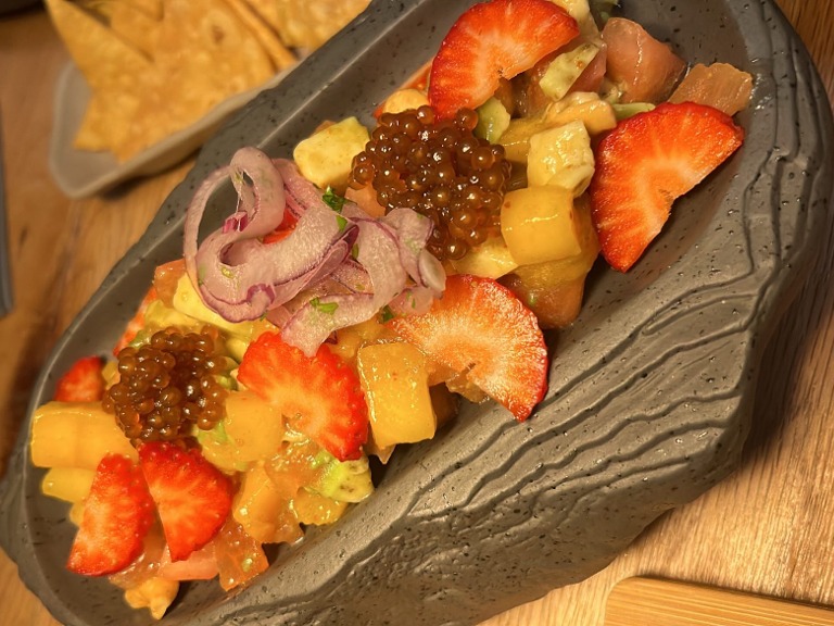 Carta de Restaurantes en Port de Pollença, amazO, Tartar Amazónico de aguacate, mango y tomate con anacardos tostados