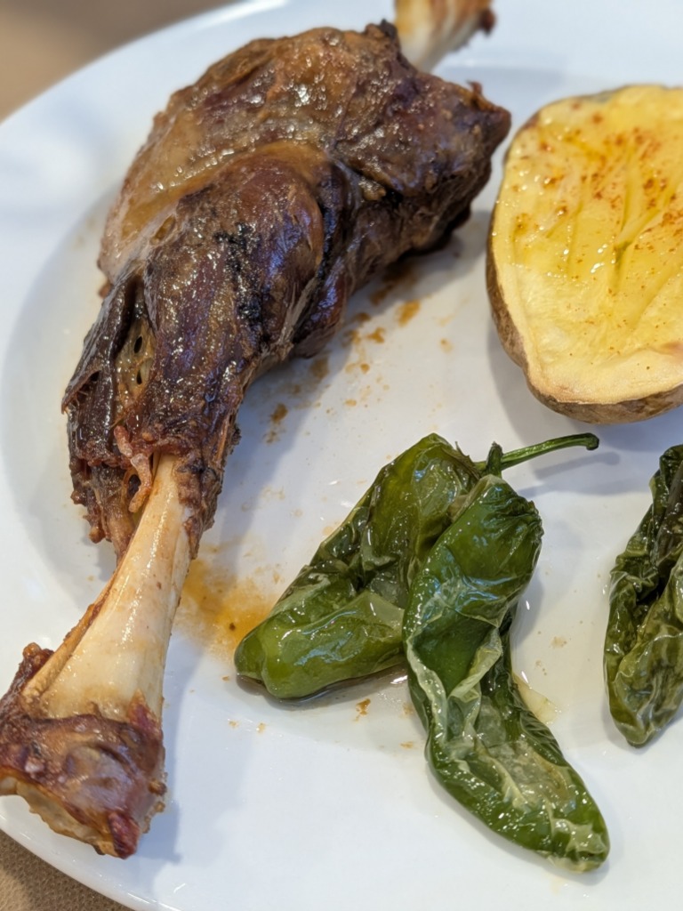Valoración y opiniones de comida y bebida en Cuart de Poblet, Mesón San Juan, Paletilla de cordero