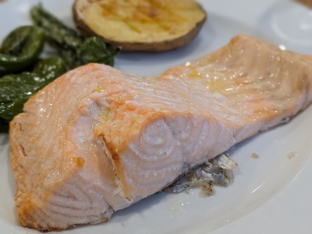 Valoración y opiniones de comida y bebida en Cuart de Poblet, Mesón San Juan, Salmón