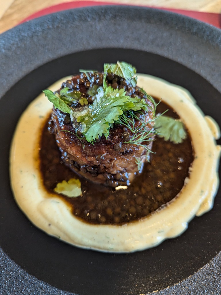 Carta de Restaurantes en Requena, Finca Calderón Enoresort - Restaurante y Hotel, Cordero en salsa, yogur especiado y hierbas frescas