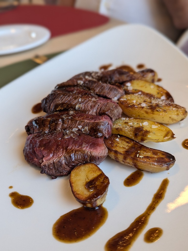 Carta de Restaurantes en Requena, Finca Calderón Enoresort - Restaurante y Hotel, Solomillo de vaca con patatas asadas
