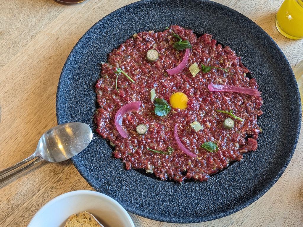 Carta de Restaurantes en Requena, Finca Calderón Enoresort - Restaurante y Hotel, Steak tartar de vaca gallega, emulsión de yema y encurtidos