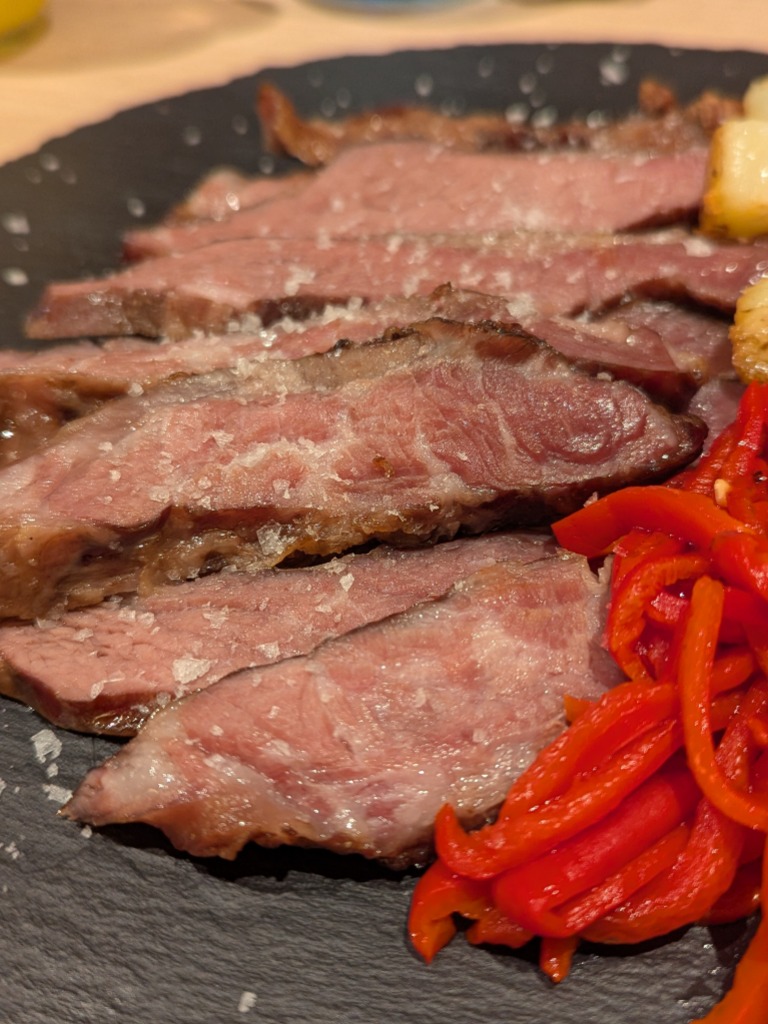 Recomendación gastronómica de Requena: Abanico ibérico con patatas al romero y piquillo