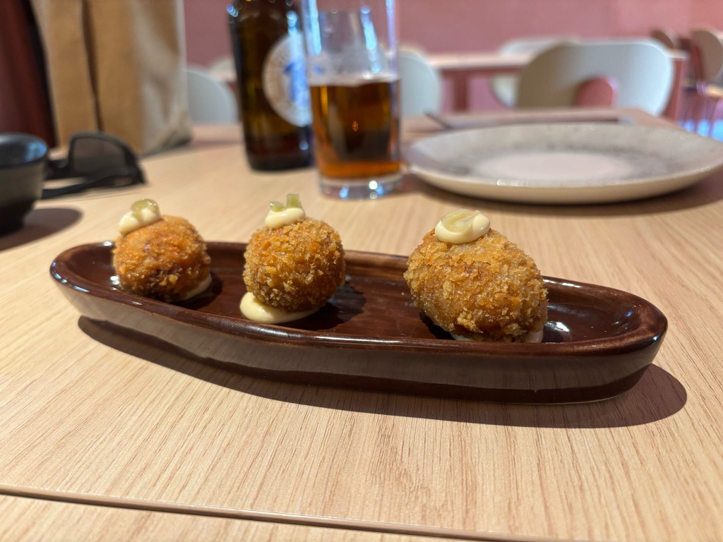 Carta de Restaurantes en Requena, Meraki Restaurante, Croqueta de cocido, piparras y mayo de ajo asado