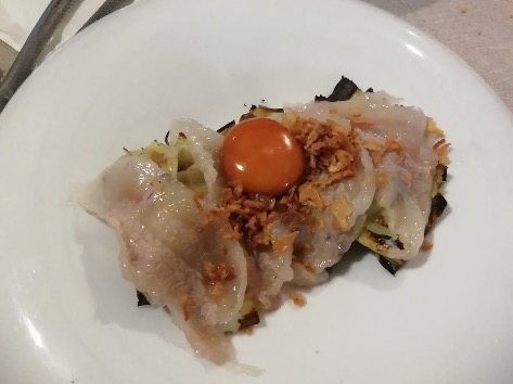 Carta de Restaurantes en Requena, Restaurante El Yantar La Cocina de Pilar., Alcachofas confitadas con yema marinada en soja y cebolla crujiente coronada con un velo de papada ibérica