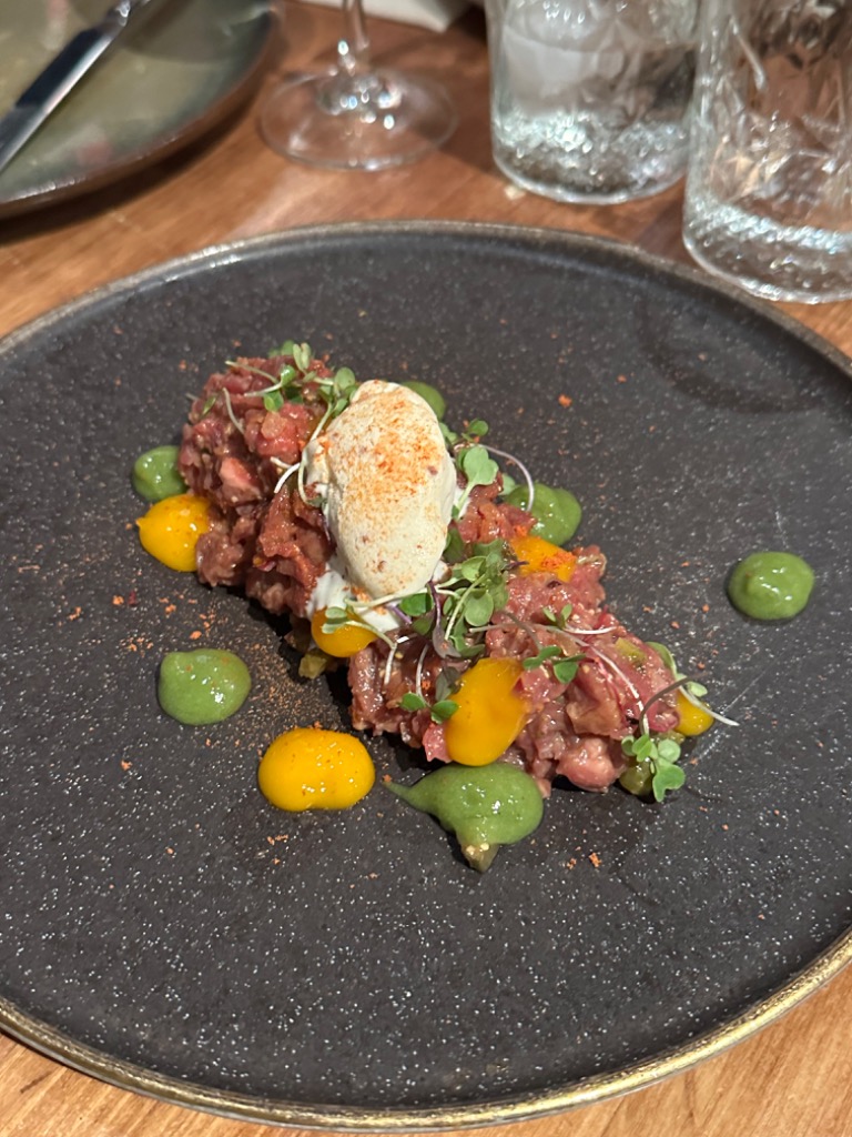 Carta de Restaurantes en Reus, Tapes i Tapes, Steak tartar con helado de mostaza y miel