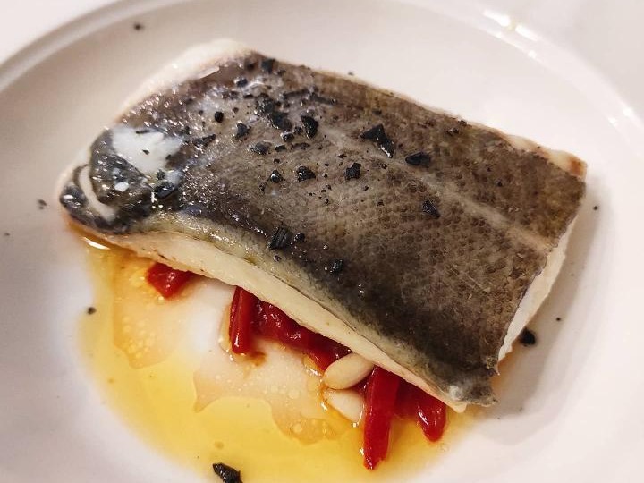 Carta de Restaurantes en Riba-roja de Túria, La vaca, Lomo de bacalao confitado con pimientos del piquillo y piñones