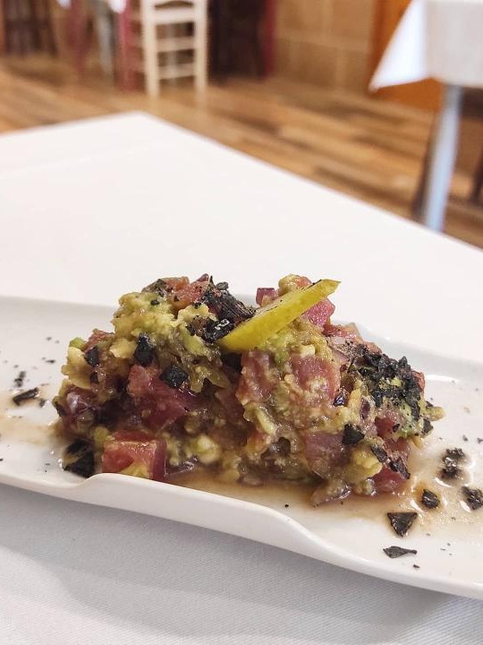 Carta de Restaurantes en Riba-roja de Túria, La vaca, Tartar de atún marinado con salsa oriental, chalota, aguacate y encurtidos