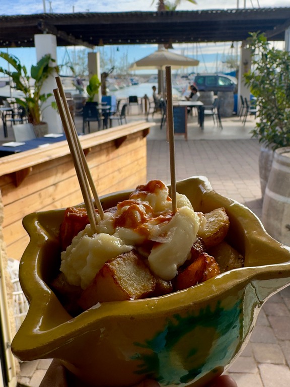 Recomendación gastronómica de Roda de Berà: Patatas bravas