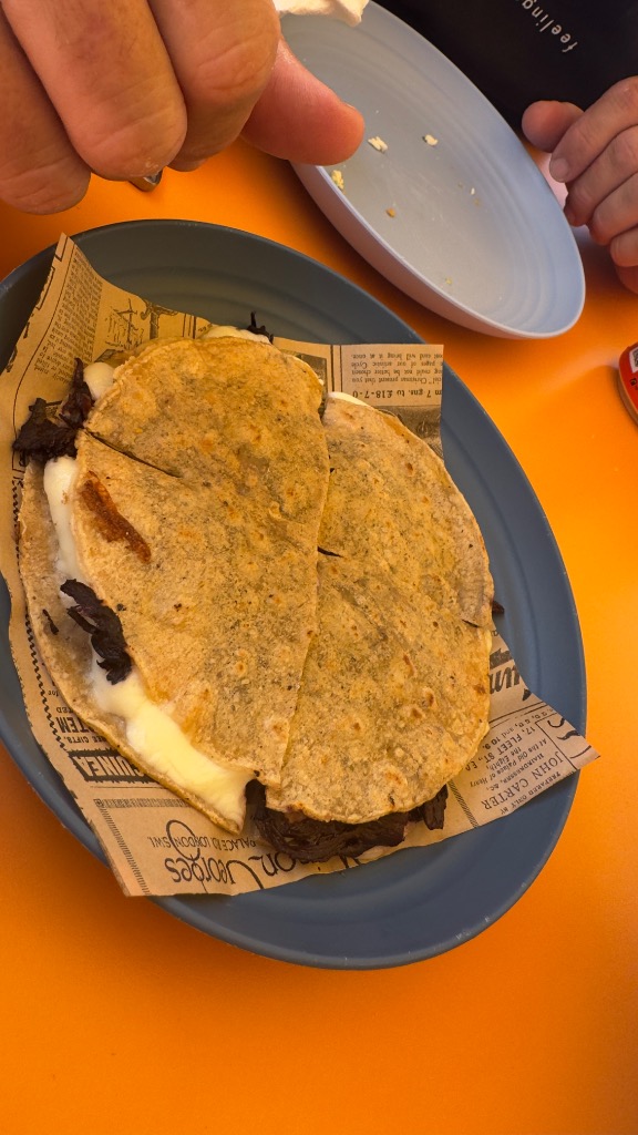 Valoración y opiniones de comida y bebida en Roda de Berà, Taquito Lindo, Quesadilla con flor de Jamaica