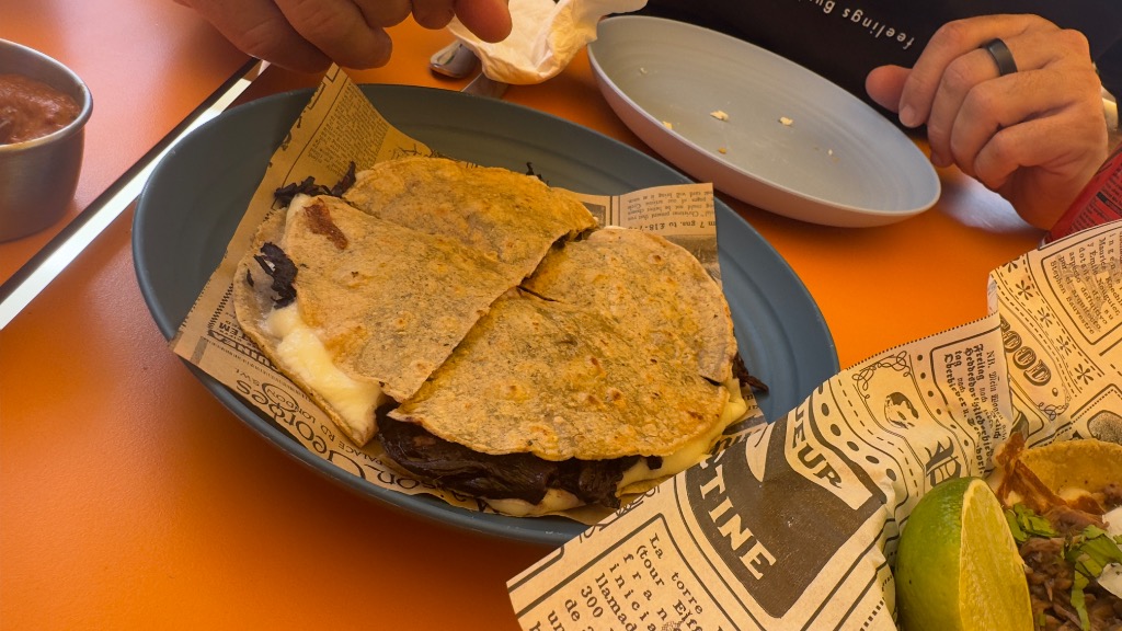 Valoración y opiniones de comida y bebida en Roda de Berà, Taquito Lindo, Quesadilla con flor de Jamaica