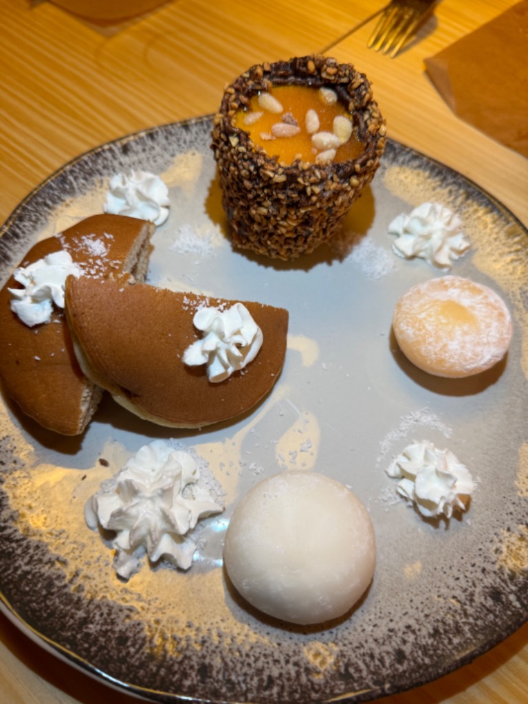 Carta de Restaurantes en Sagunto, micazo ramen, Helado de vainilla con crema catalana, chocolate y cacahuetes