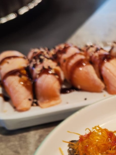 Carta de Restaurantes en Sagunto, Restaurante Inku Sushi, Nigiri de salmón flambeado