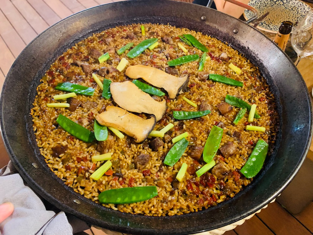 Carta de Restaurantes en Salou, Flamma Beach Foodhouse, Arroz con lágrima ibérica, verduras y setas de cardo