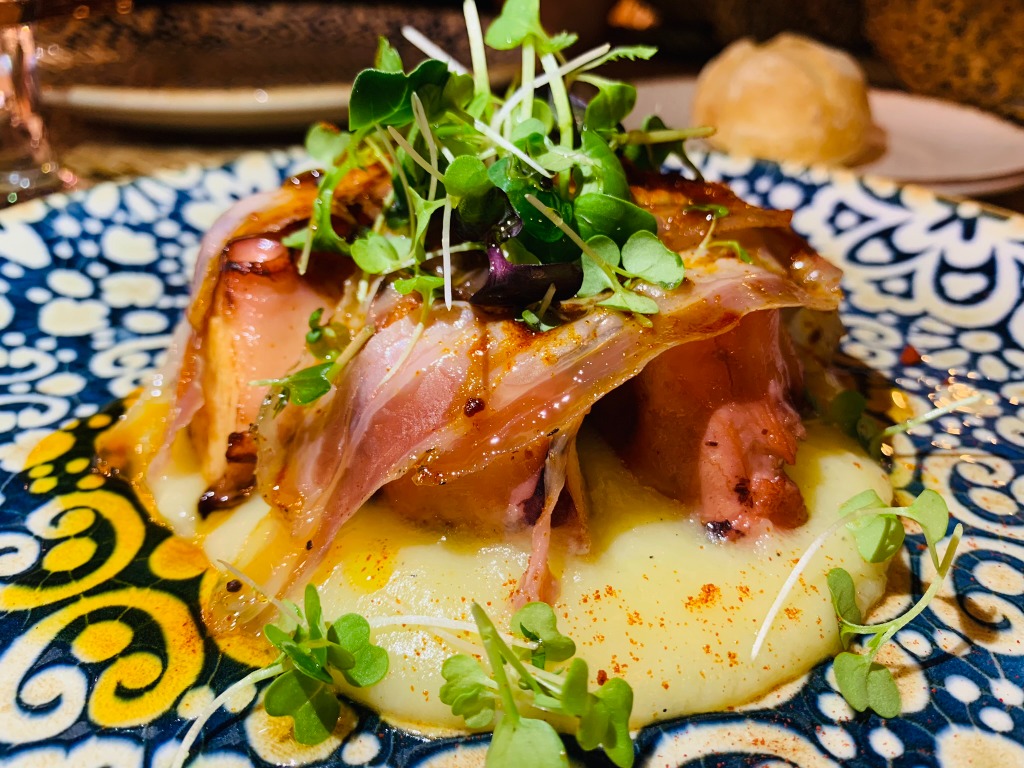 Carta de Restaurantes en Salou, Flamma Beach Foodhouse, Pulpo con parmentier de ají amarillo y panceta ibérica