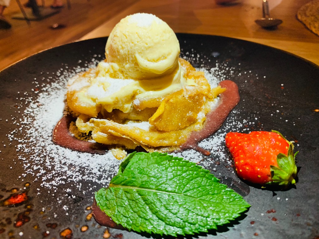Carta de Restaurantes en Salou, Flamma Beach Foodhouse, Tatin de manzana con helado de carquiñoles