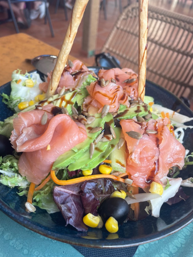 Carta de Restaurantes en Salou, Yayo Morabito, Ensalada aguacate y salmon