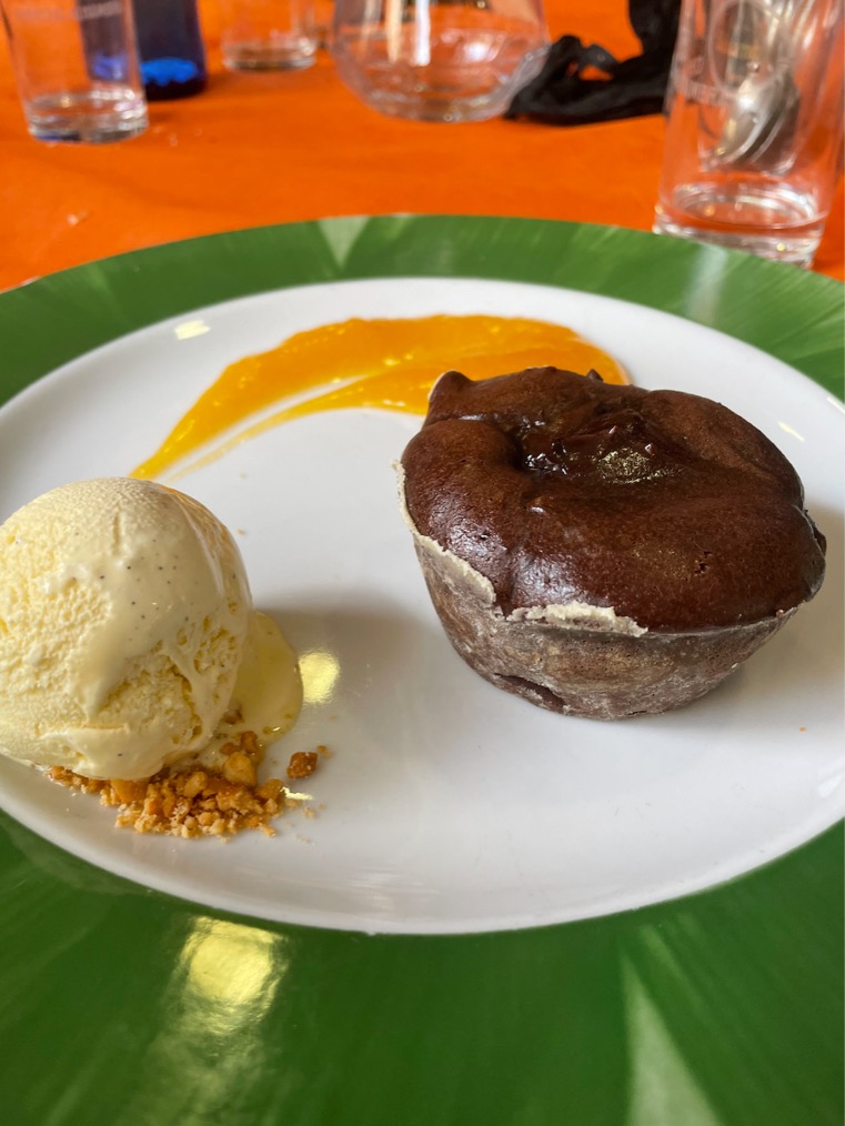 Carta de Restaurantes en San Juan de Alicante, Cervecería La Llar, Coulant de chocolate con salsa de frambuesa