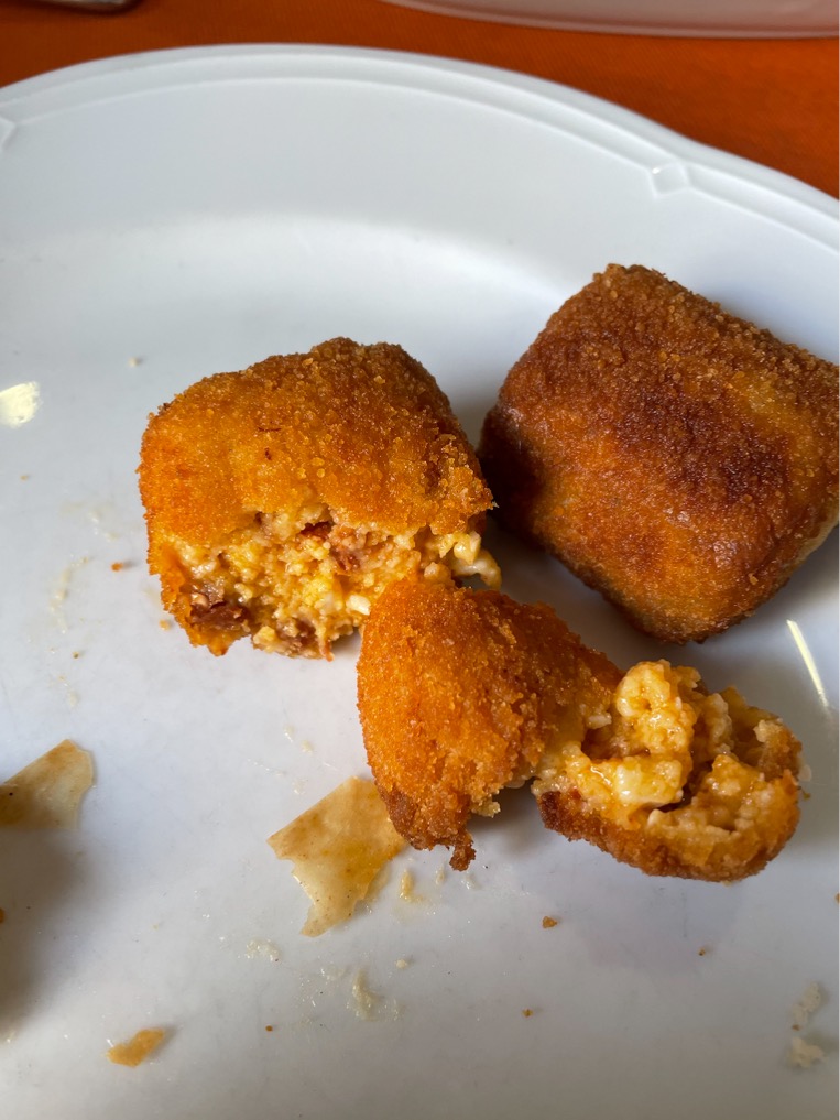Carta de Restaurantes en San Juan de Alicante, Cervecería La Llar, Croqueta de sobrasada y miel
