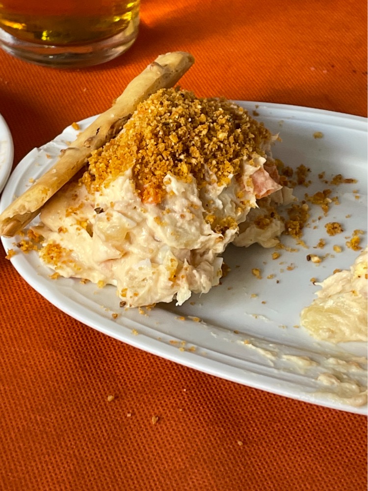 Carta de Restaurantes en San Juan de Alicante, Cervecería La Llar, Ensaladilla con polvo de kikos