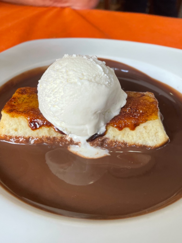 Carta de Restaurantes en San Juan de Alicante, Cervecería La Llar, Torrija brioche, sopa de chocolate y helado de leche merengada