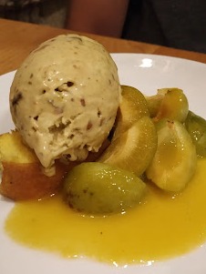 Carta de Restaurantes en San Sebastián, orburu, Bizcocho de cardamomo, helado de pistacho y ciruela claudia