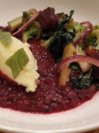 Carta de Restaurantes en San Sebastián, orburu, Brócoli salteado con rasam de remolacha y lentejas y puré de patatas al rábano picante