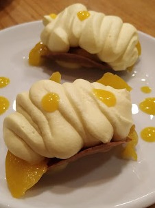 Carta de Restaurantes en San Sebastián, orburu, Tejas de Tolosa rellenas de melocotón asado y crema de chocolate blanco y azafrán