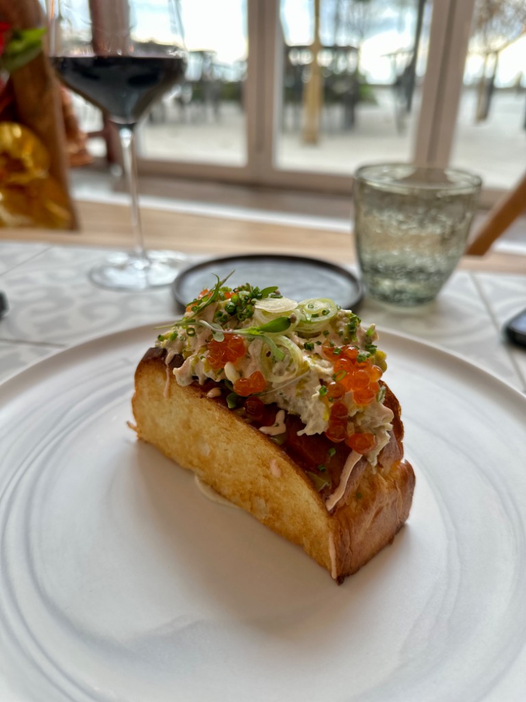 Carta de Restaurantes en Sant Feliu de Guíxols, Casa Teva Restaurant, Brioche de centollo, salsa tártara, aguacate y huevos de salmón