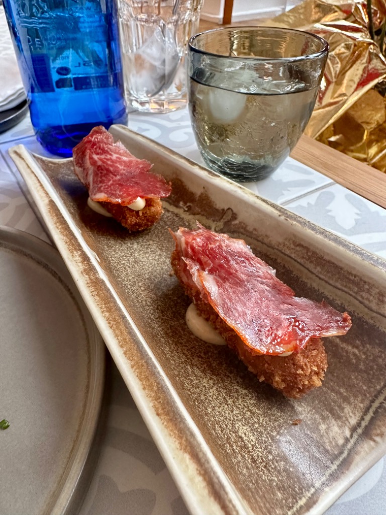 Carta de Restaurantes en Sant Feliu de Guíxols, Casa Teva Restaurant, Croqueta de cola de vaca, setas y lomo ibérico