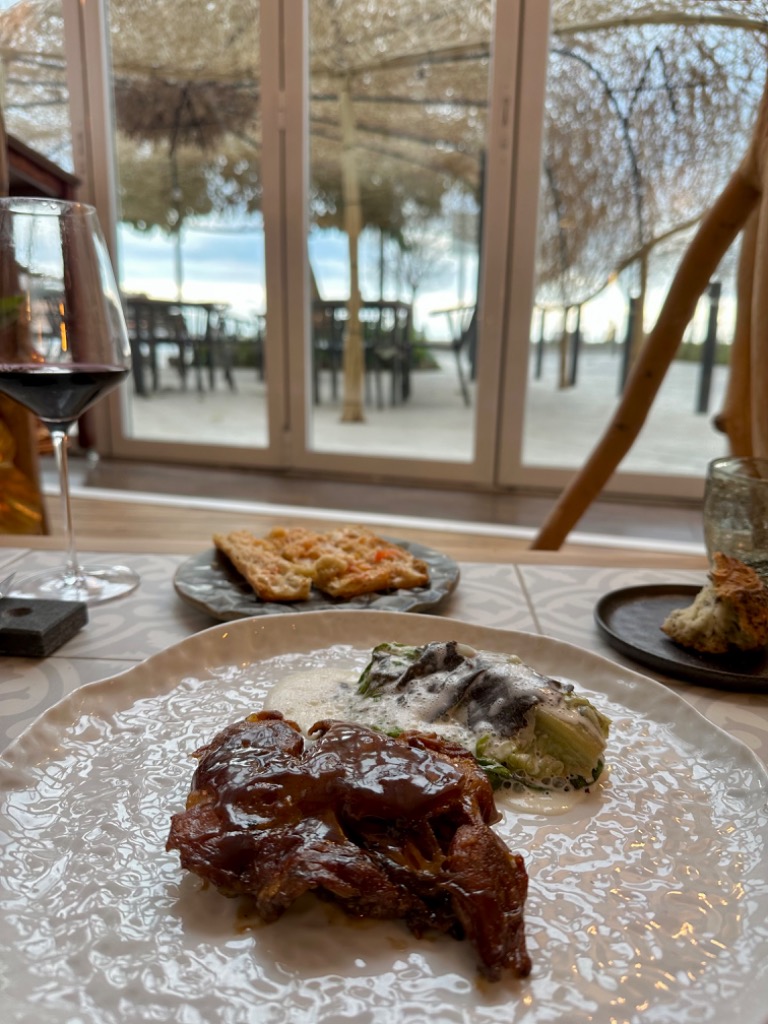 Carta de Restaurantes en Sant Feliu de Guíxols, Casa Teva Restaurant, Hombro de cabrito glaseado, ovillo a la brasa, recocido, piñones, albahaca y jabugo