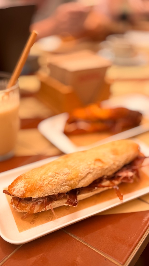 Valoración y opiniones de comida y bebida en Santa Agnès de Malanyanes, Andreu Espai gastronòmic. La Roca Village, Baguette de jamón